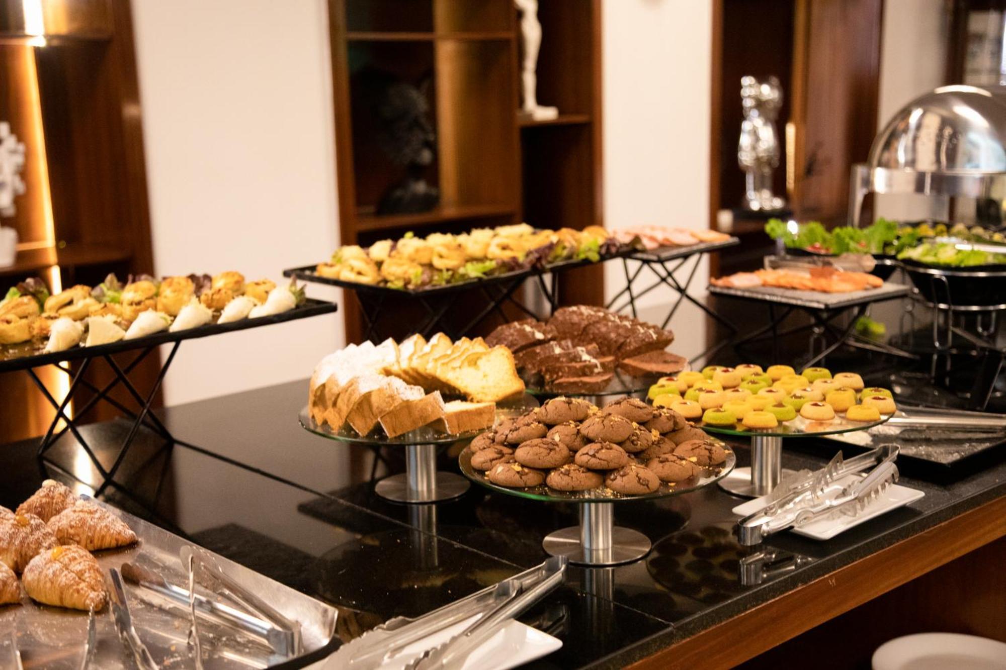 One Hotel Casablanca Buitenkant foto A dessert buffet